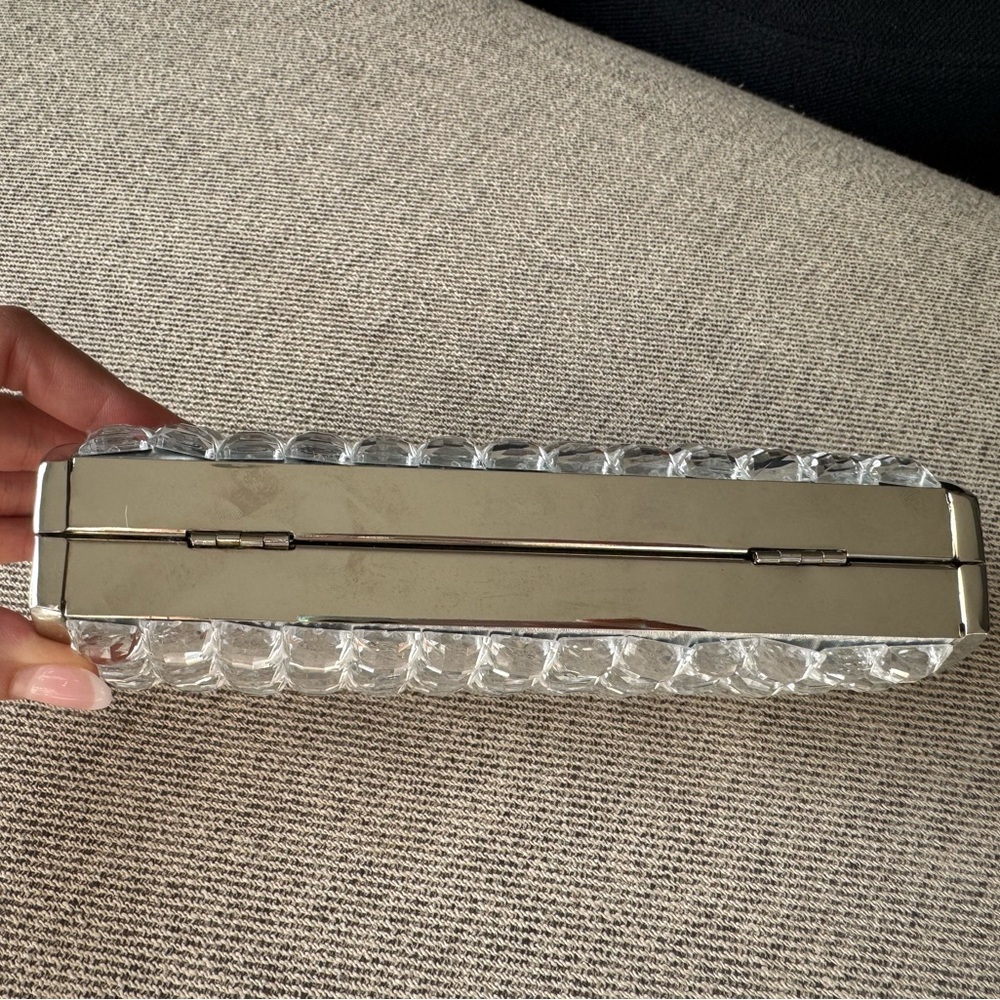 La Regale Elegant Silver Clutch Bag - Picture 5 of 15